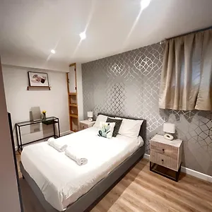 exeter-city-holiday-home-with-parking.cardiffhotelswales.com/